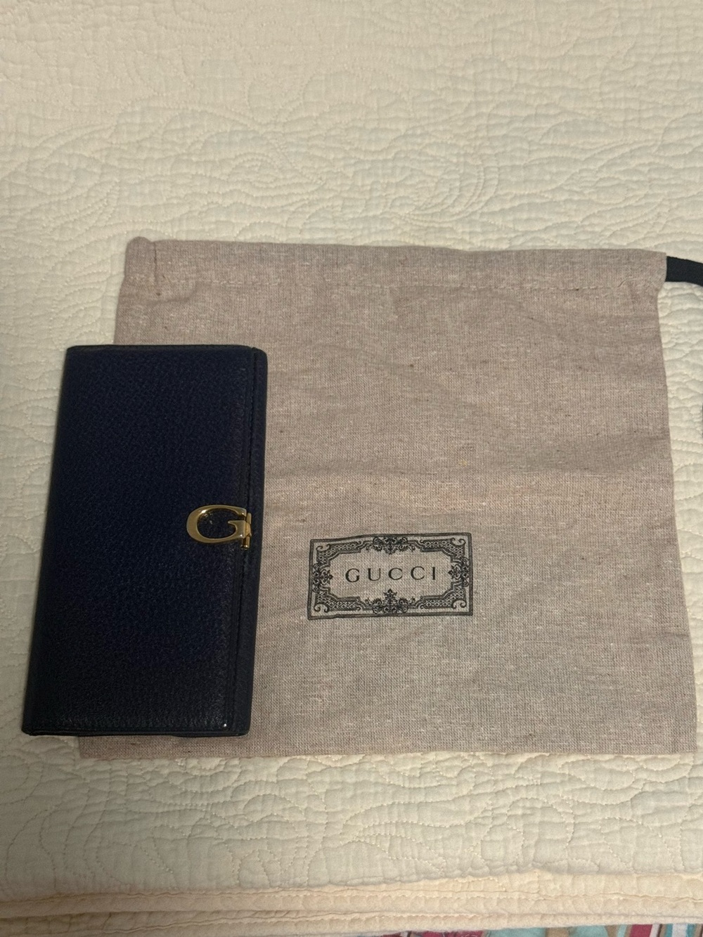 Gucci Vintage Navy Pebbled Leather Cardholder/Wallet with Gold tone Logo clasp!😮